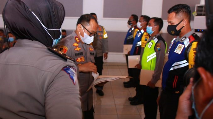 Anggota Operator Aplikasi Jogo Suroboyo Kampung Tangguh Semeru (KTS) saat menerima penghargaan. SP/Mahbub Fikri