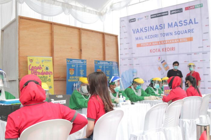 Para pekerja Mall divaksinasi di Kediri Town Square ,  Sabtu (10/4). SP/DINKES KEDIRI