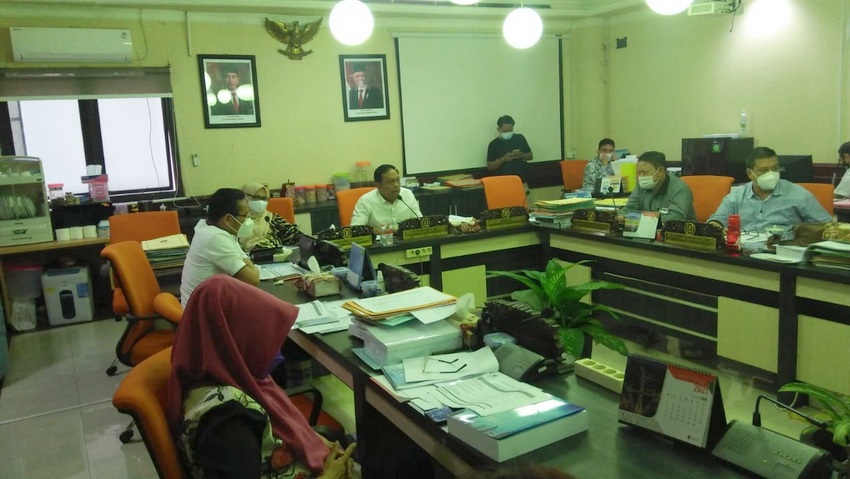 Pansus LKPJ Walikota Surabaya Akhir Tahun Anggaran 2020 gelar rapat bersama PD Pasar Surya di ruang Komisi B DPRD Surabaya, Rabu (14/4/2021) sore. SP/BSON