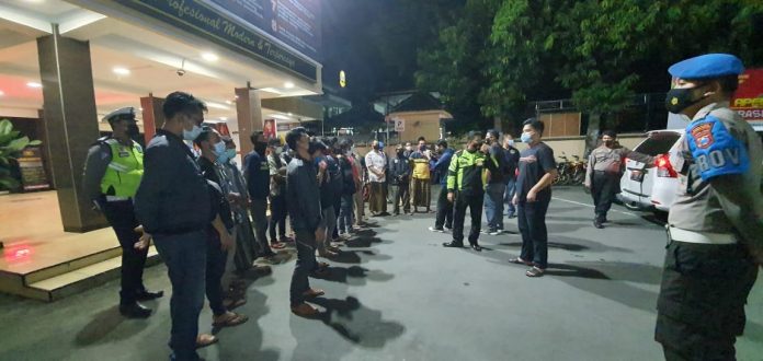 Polisi mengamankan puluhan pemilik truk yang mengikuti pawai sound system yang melanggar protokol kesehatan.