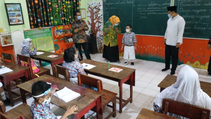 Wali Kota Pasuruan, Saifullah Yusuf (Gus Ipul) sat memantau hari pertama pembelajaran tatap muka di SDN Pekuncen kota Pasuruan.