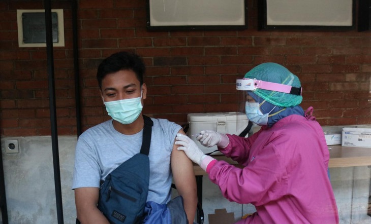 Salah satu penumpang mendapat vaksinasi covid-19.