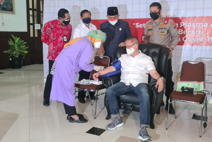 Seorang penyintas COVID-19 tengah menjalani skrining kesehatan sebelum mendonorkan plasma konvalesen, di Kota Malang, Jawa Timur, Kamis (12/8/2021).