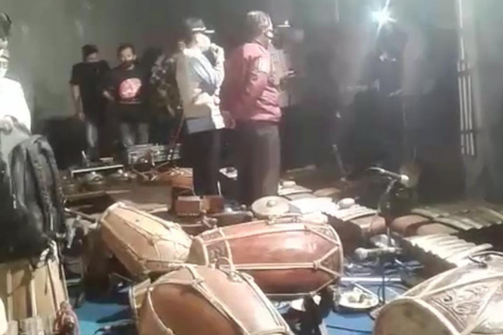 Petugas saat mendatangi dan membubarkan kegiatan hiburan wayangan atau wayang kulit.