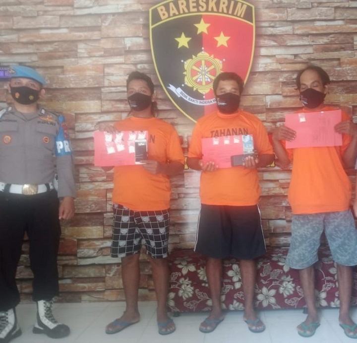 Polisi menunjukkan para pelaku berikut barang bukti. 