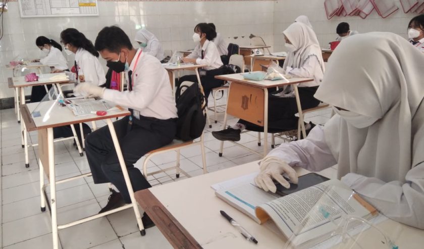 Simulasi PTM wajibkan seluruh siswa patuh protokol kesehatan di SMPN 4 Surabaya. SP/SS/Totok