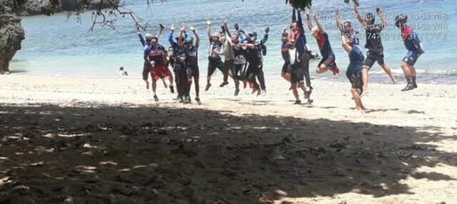 Tangkapan layar rombongan Wali Kota Malang saat foto bersama di pantai Kondang Merak.