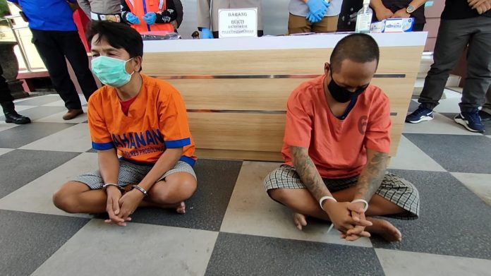 Kedua pelaku ditunjukkan saat rilis. 