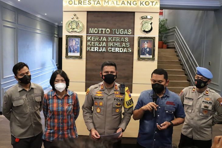 Kapolresta Malang Kota AKBP Budi Hermanto (tengah) pada saat melakukan jumpa pers terkait kasus penganiayaan anak, di Kota Malang, Jawa Timur, Selasa (23/11/2021).