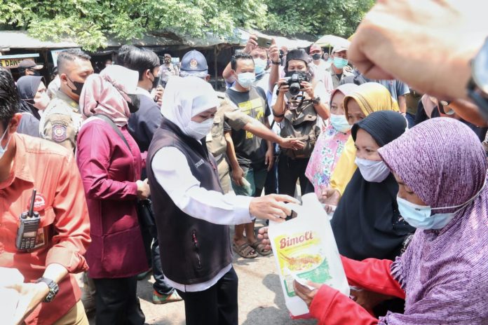 Gubernur Jawa Timur Khofifah Indar Parawansa meninjau pendistribusian minyak goreng di pasar besar Kota Pasuruan, pada Sabtu (12/03).SP/HARIS MUHAMMAD