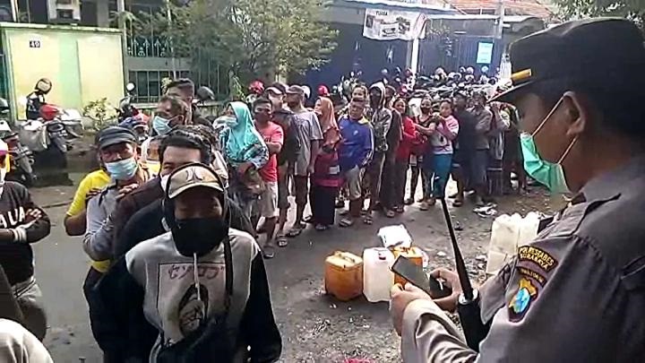 Antrian panjang minyak goreng curah di jalan Pucang Anom 38, Surabaya, Sabtu (2/4/2022).