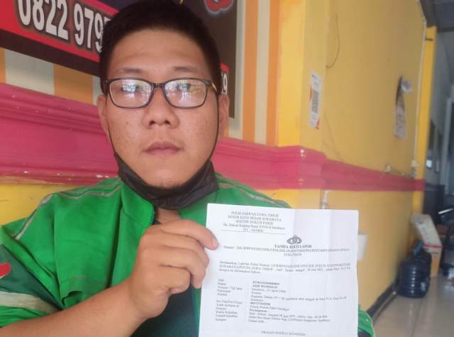 Arief Budiman menunjukan bukti laporannya ke polisi.