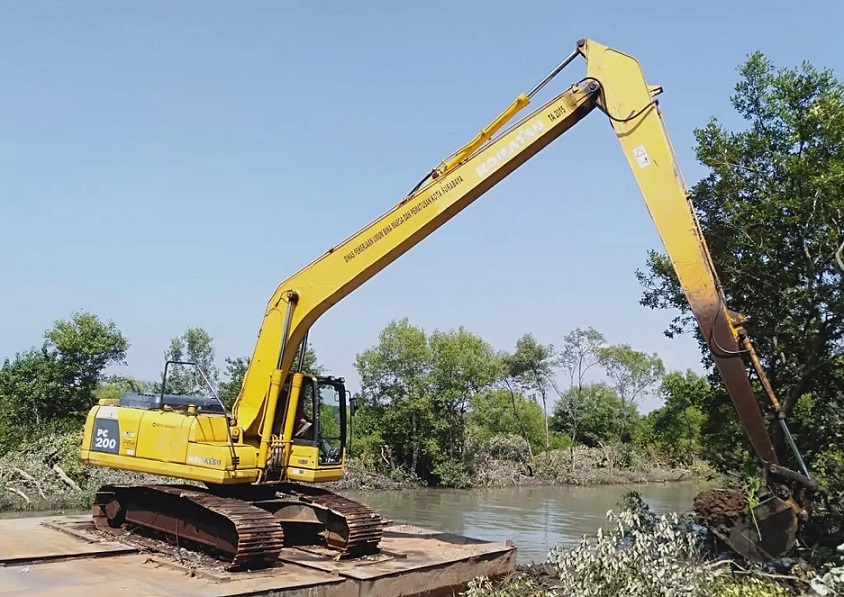 Proses normalisasi sungai di kawasan hutan mangrove Wonorejo