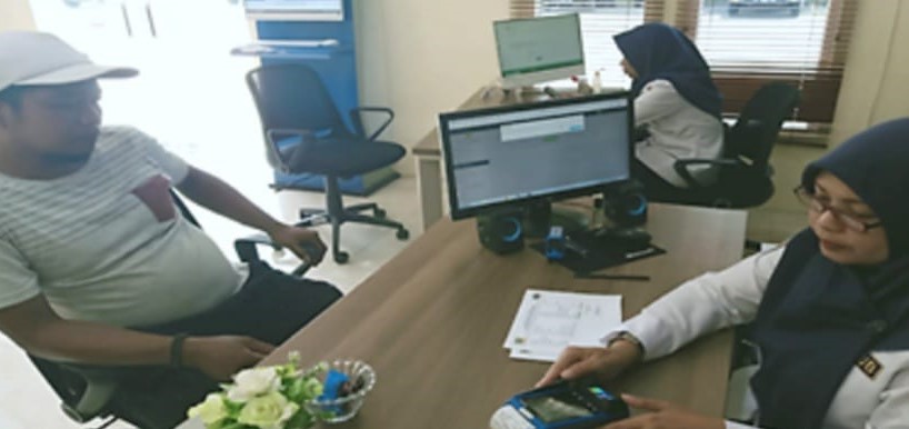 Petugas Dishub Kota Mojokerto saat melayani masyarakat