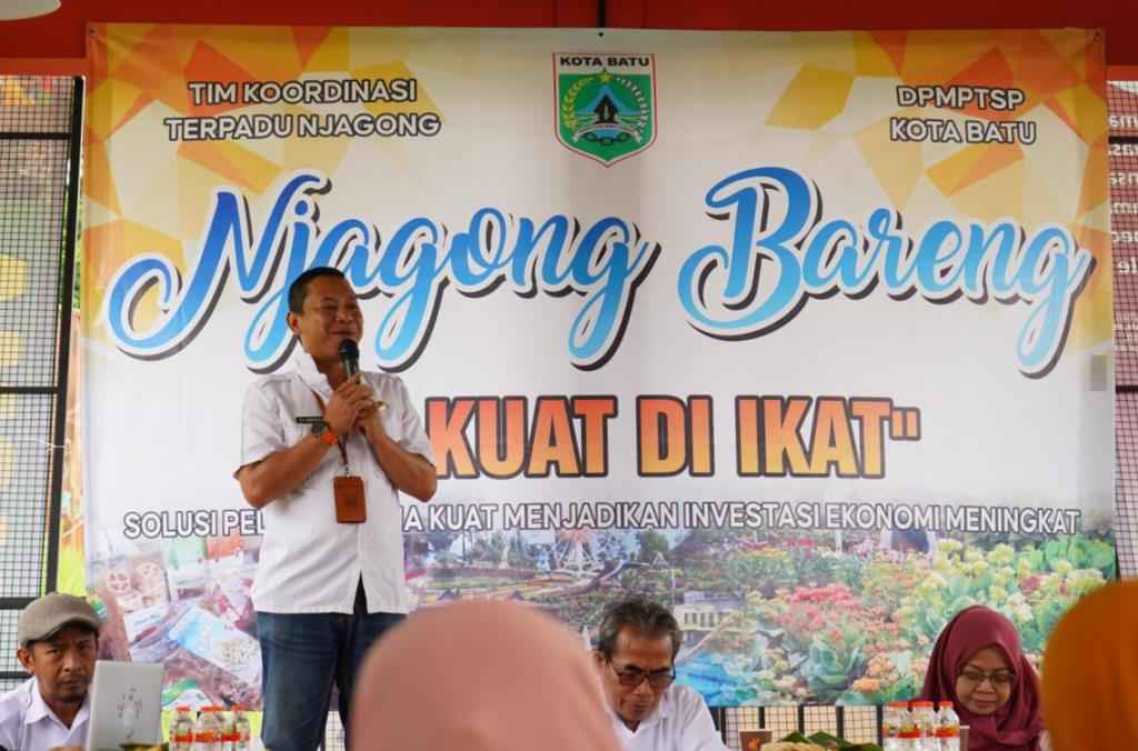 Kepala DPMPTSP Kota Batu Muji Dwi Leksono saat kegiatan Njagong Bareng di Gazebo Plut, Kota Batu, Rabu (8/2/2023).