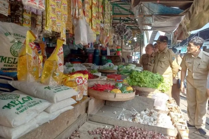 Bupati Tulungagung Maryoto Birowo saat melakukan sidak di Pasar Basah Ngemplak, Tulungagung. Foto: Pemkab Tulungagung.