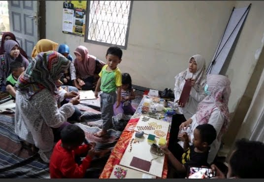 Petugas Puskesmas saat menerapkan program Tulang Alit untuk memantau tumbuh kembang balita agar tak mengalami stunting
