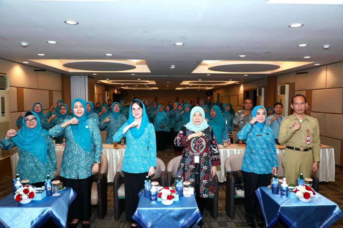 Kegiatan pelatihan dan pembuatan produk home dekor dan manajerial IT/entrepreneur pengembangan KUKM di Bojonegoro.