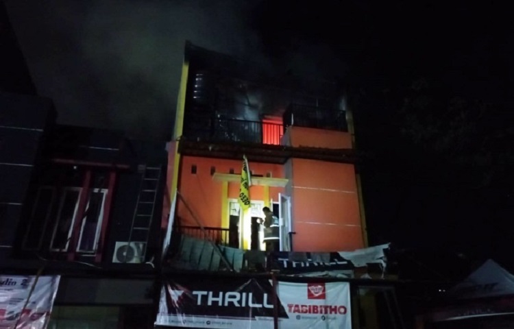 Keadaan lantai 3 di ruko di depan Universitas Muhammadiyah (Unmuh) Jember kebekaran. SP/ JBR