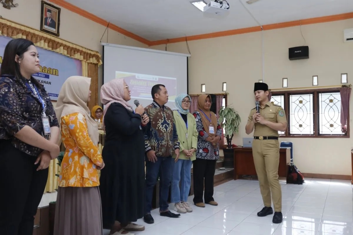 Bupati Trenggalek Mochamad Nur Arifin saat membuka pelatihan wirausaha perempuan di Balai Benih Perikanan Trenggalek, Senin (7/8/2023). Foto: Prokopim Trenggalek.
