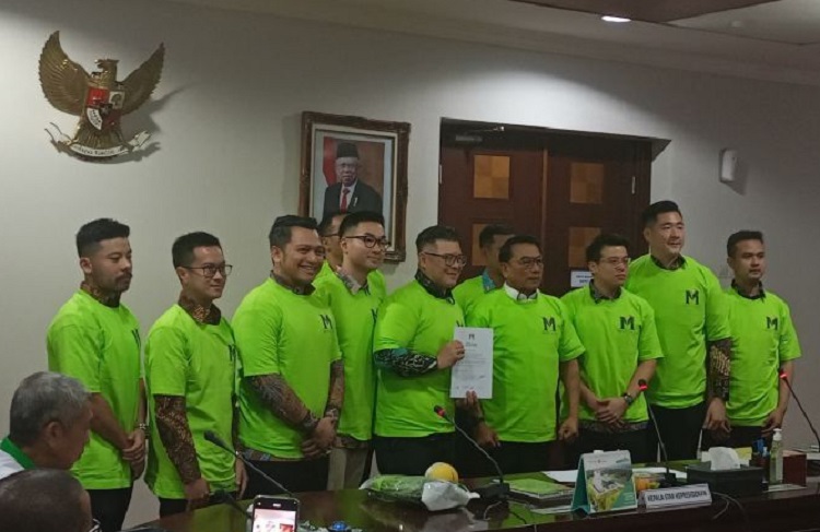 Kepala Staf Kepresidenan Moeldoko bersama dengan kelompok petani modern di Gedung Bina Graha, Jakarta, Senin (11/09/2023).