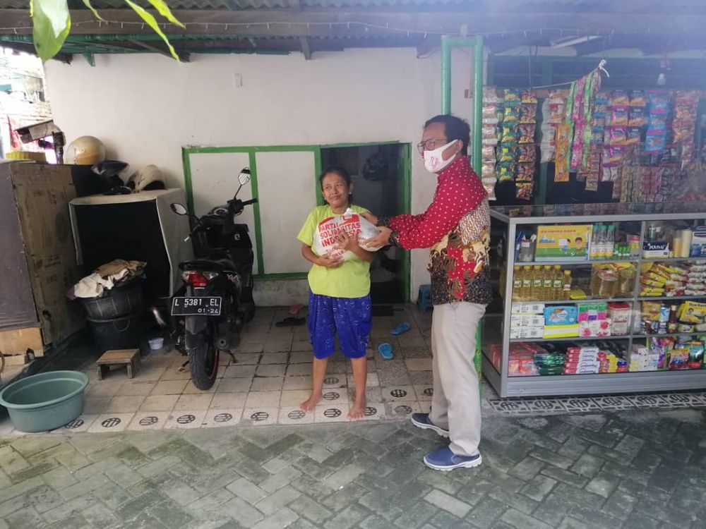 Tjutjuk Supariono, Anggota Dewan Fraksi PSI Surabaya Membagikan Sembako Kepada Masyarakat