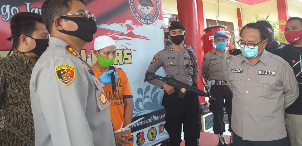 Tersangka Mk saat beri keterangan di hadapan Bupati, Kapolres dan Komandan Kodim 0808 Blitar.Les