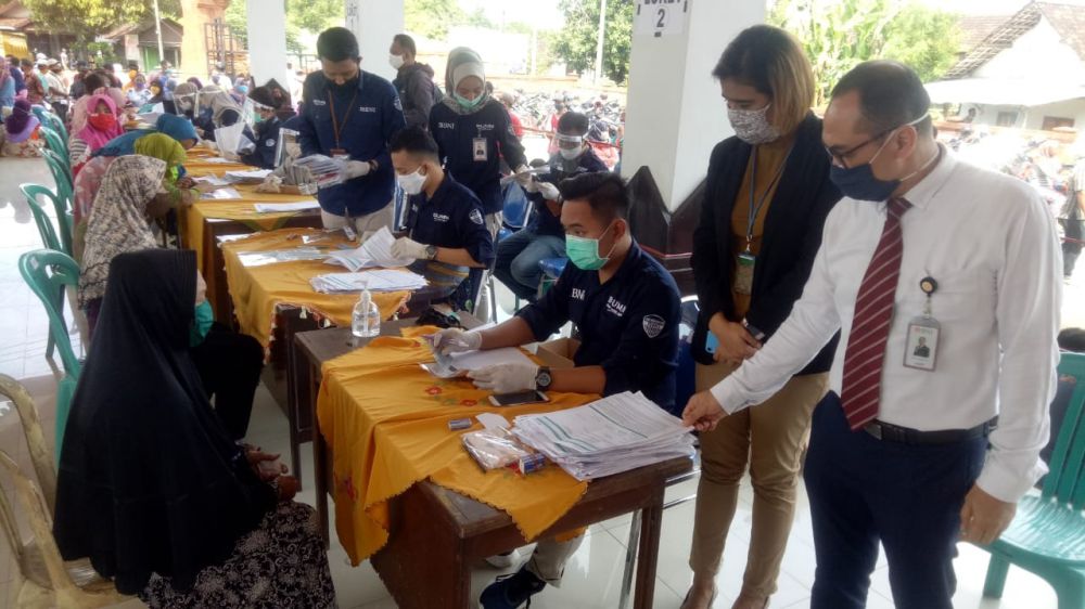 BNI Cabang Mojokerto saat melayani penyaluran KKS di Pendapa Kecamatan Trowulan.