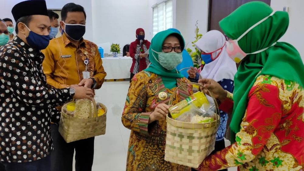 Bupati Jombang, Hj Mundjidah Wahab saat menyerahkan bantuan paket sembako dari Baznas. (SP. Yusuf) 