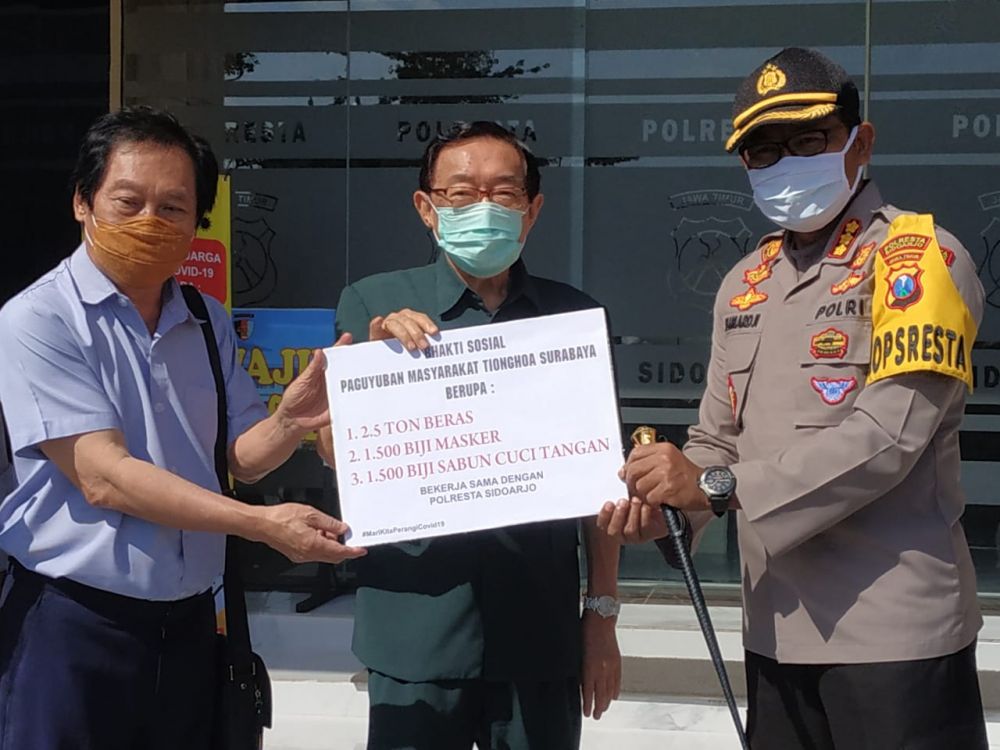 Kapolresta Sidoarjo Kombes Pol Sumardji menerima bantuan sembako dari Alim Markus mewakili Yayasan Tionghoa Surabaya.SP/sg


