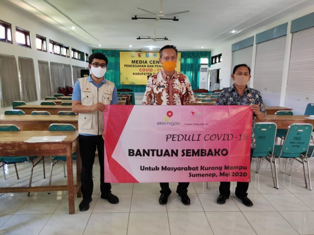 KEI foto bersama dengan Tim Satgas Covid-19 Sumenep usai pemberian bantuan.SP/haz