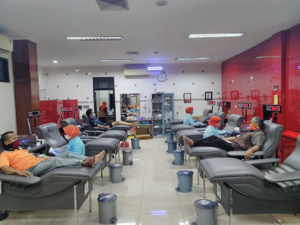 Suasana di ruang donor darah PMI Kota Surabaya