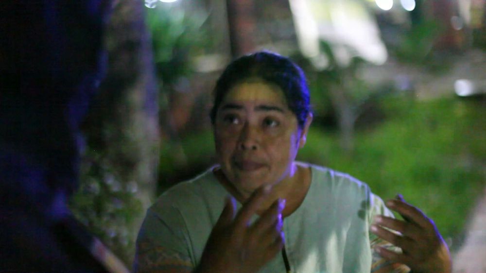 Pemilik Kios saat akan di amankan noleh petugas.SP/les