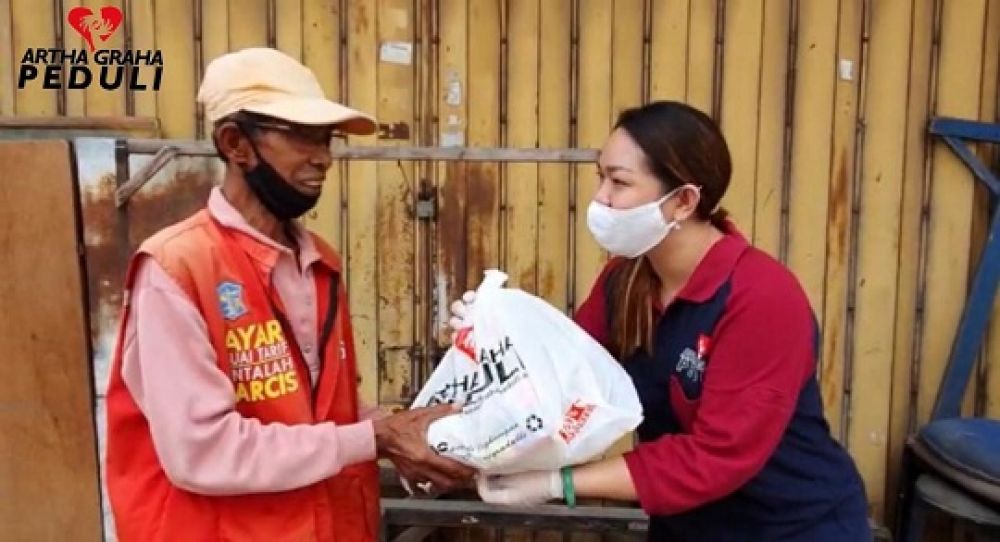 Pembagian paket sembako oleh Bank Artha Graha International (AGI) Cabang Surabaya untuk masyarakat terdampak .SP/RMC