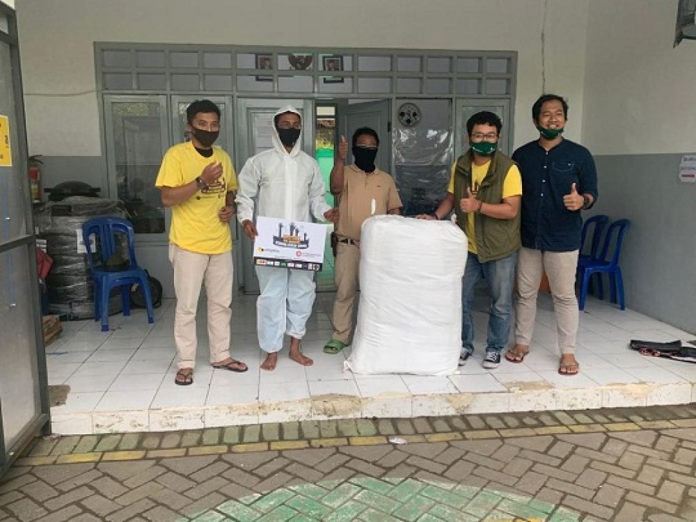 Mahakaam Group memberi baju hazmat ke tukang gali kubur. SP/ALQ