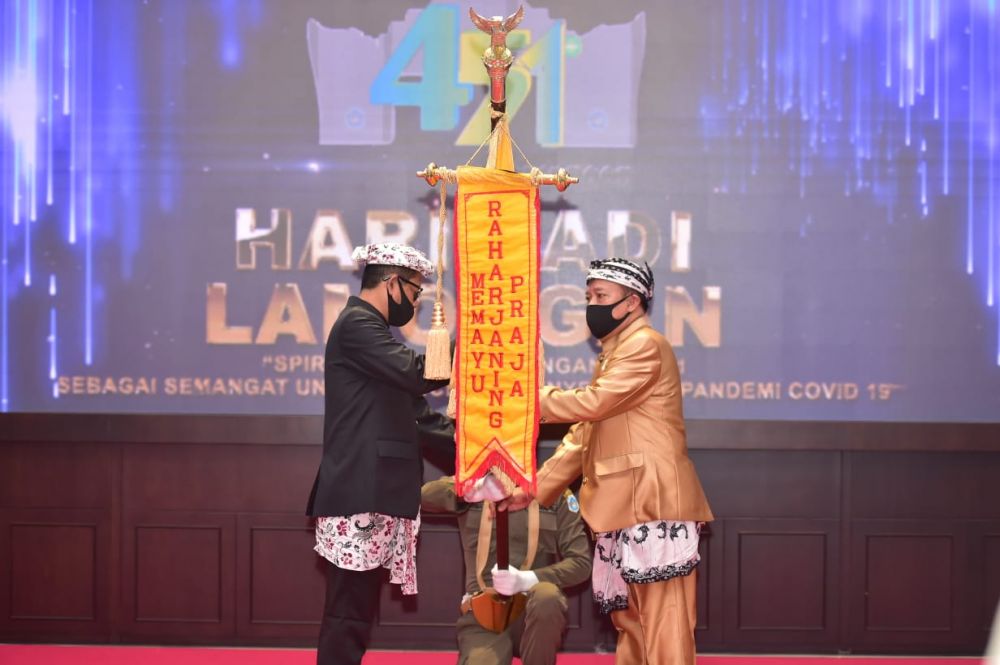 Slubung pataka dimasukan menandai peringatan Hari Jadi Lamongan.