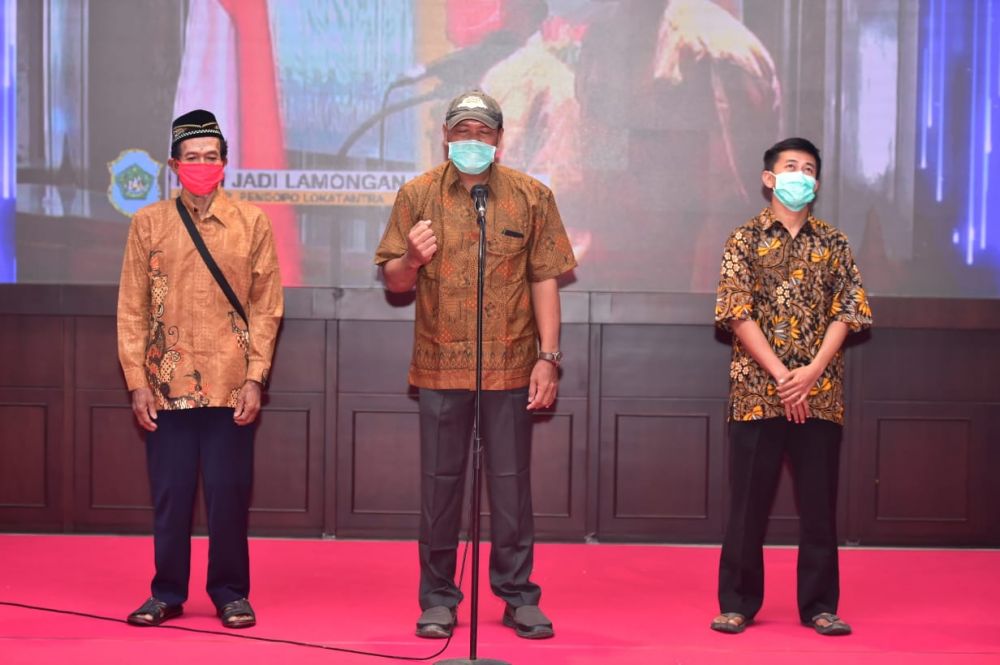 Tiga pasien covid-19 yang dinyatakan sembuh saat menyampaikan testimoninya dalam acara di Pendopo Lokatantra Lamongan.

FOTO:SP/MUHAJIRIN KASRUN