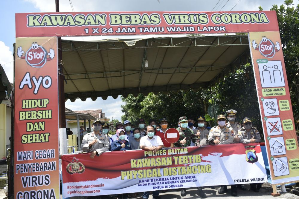 Polres Blitar membuka Pos Kampung Tangguh di Kelurahan Beru Kec Wlingi Kabupaten Blitar (Selasa 26/5).SP/Les