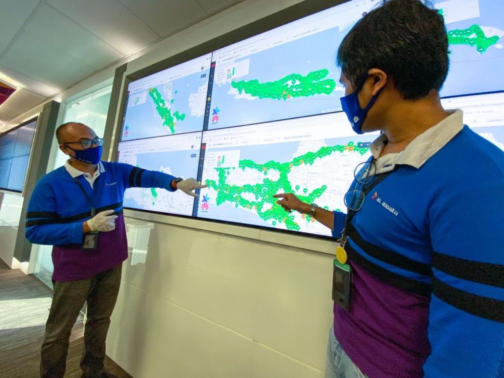 Petugas menunjukkan trafik kenaikan data. SP/INDRA