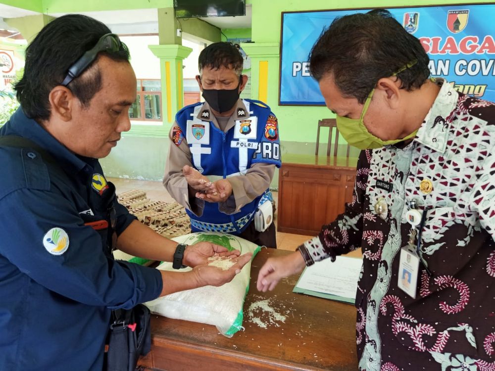Pemantauan beras BPNT, oleh Forkopimka Kecamatan Widang didampingi TKSK, dikantor setempat.SP/her
