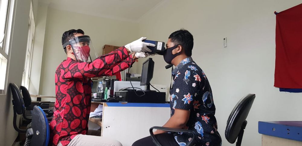 Pelayanan punblik seperti di Dinas Kependudukan dan Catatan Sipil diminta sudah buka layanan dengan menerapkan phyisical distanting.

FOTO:SP/MUHAJIRIN KASRUN