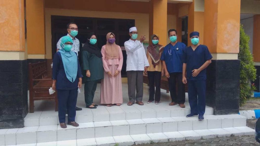 Dua pasien covid-19 (tengah) dipulangkan usai dinyatakan sembuh.SP/ist
