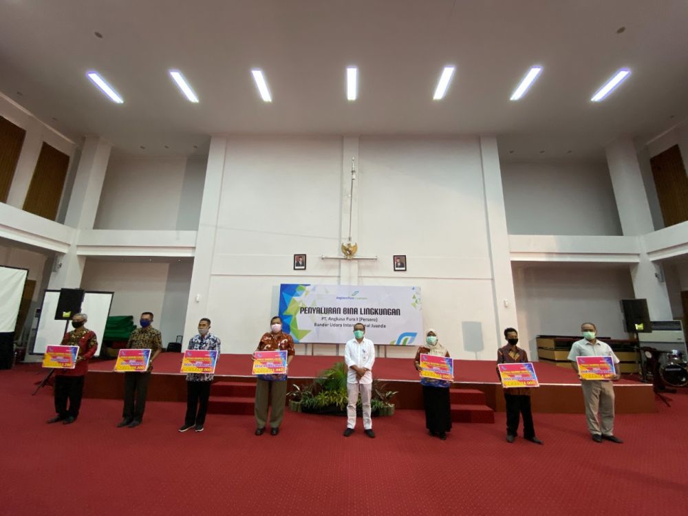Penyerahan bantuan di Gedung GRHA SATU