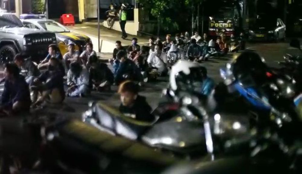 Para pengendara yang terjaring razia balap liar dikumpulkan di Polres Blitar Kota.SP/les