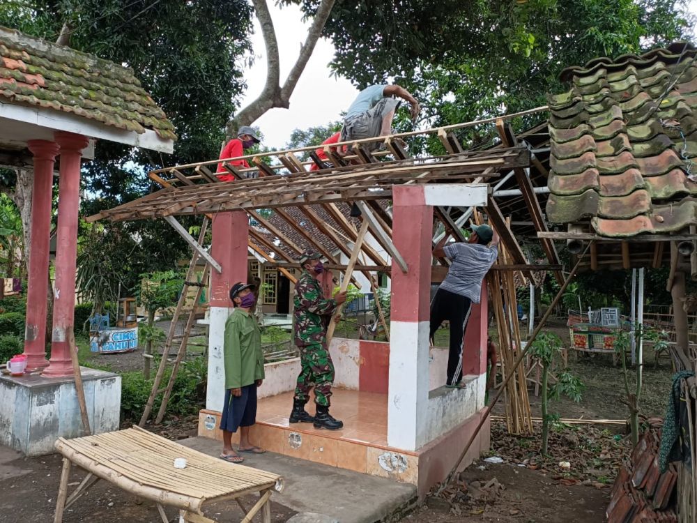 Babinsa Blukon Koramil 0821/01 Lumajang membantu pelaksanaan renovasi poskamling di RT 012 RW 003 Desa Blukon Kabupaten Lumajang, Jawa Timur, Sabtu (6/6/2020).SP/les
