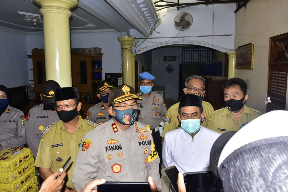 Penyerahan bantuan kepada Pimpinan Ponpes serta pengecekan Sarpras oleh Kapolres Blitar di Ponpes Nurul Ulum.SP/Les