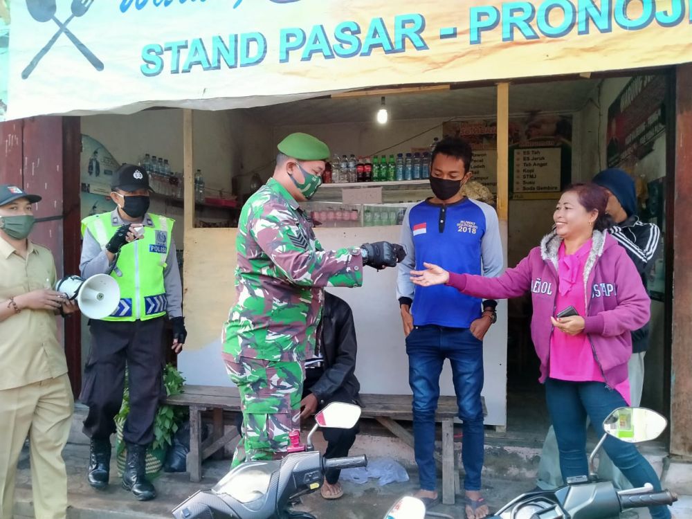 Bati Komsos Koramil 0821/14 Pronojiwo Pelda Dony Hendar Kurniawan memberikan sosialisasi tentang disiplin penggunaan masker, Senin (8/6/2020).SP/lim