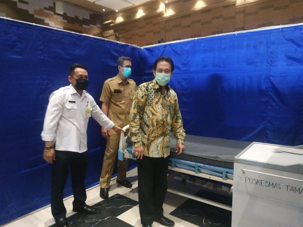 Wabup Sidoarjo Nur Ahmad saat melihat bilik isolasi pasien covid di MPP.SP/sg