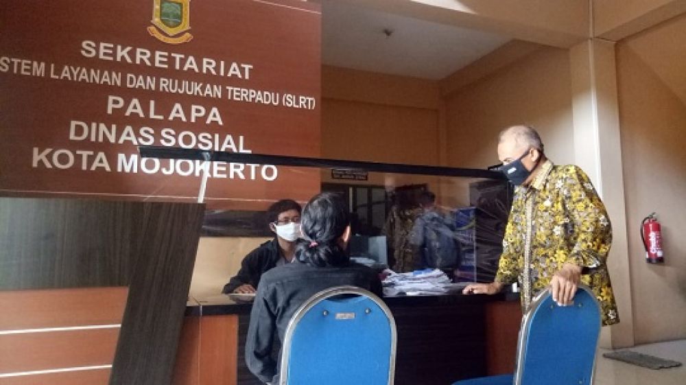 Plt Kepala Dinas Sosial Kota Mojokerto, Heru Setyadi turun langsung mengawasi petugas SLRT dalam melayani aduan warga. SP/Dwy Agus Susanti