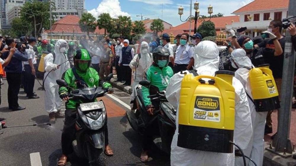Penyemprotan disinfektan driver Gojek selama Corona.SP/ist